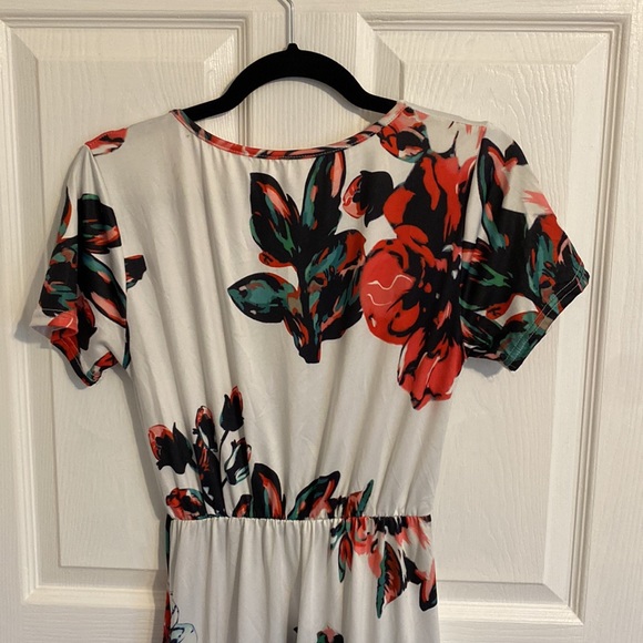 Ladies flowing floral midi dress with pockets. Soft material size small EUC - Picture 6 of 7